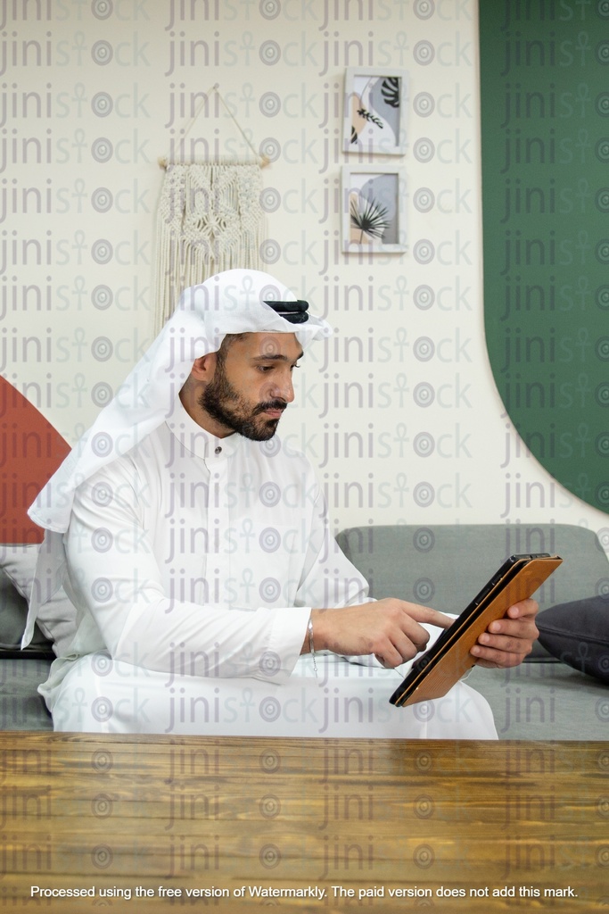 شاب سعودي يعمل علي الايباد