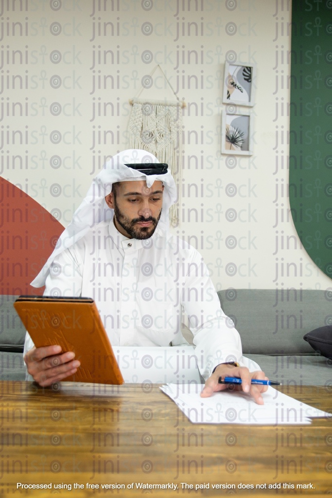 خليجي عربي سعودي من الخليج يعمل في غرفة المعيشة