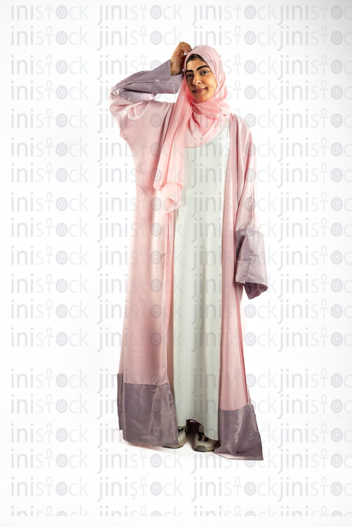 امرأة خليجية سعودية عربية من الخليج تحك رأسها