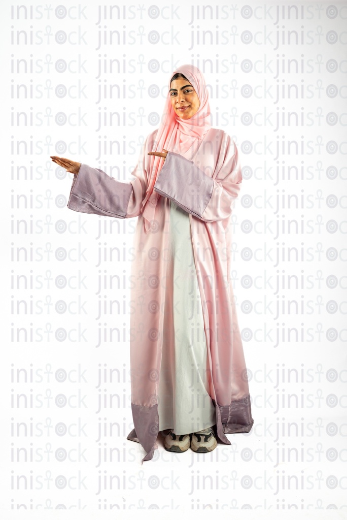 khaliji arab saudi woman from gulf holding something on her hands