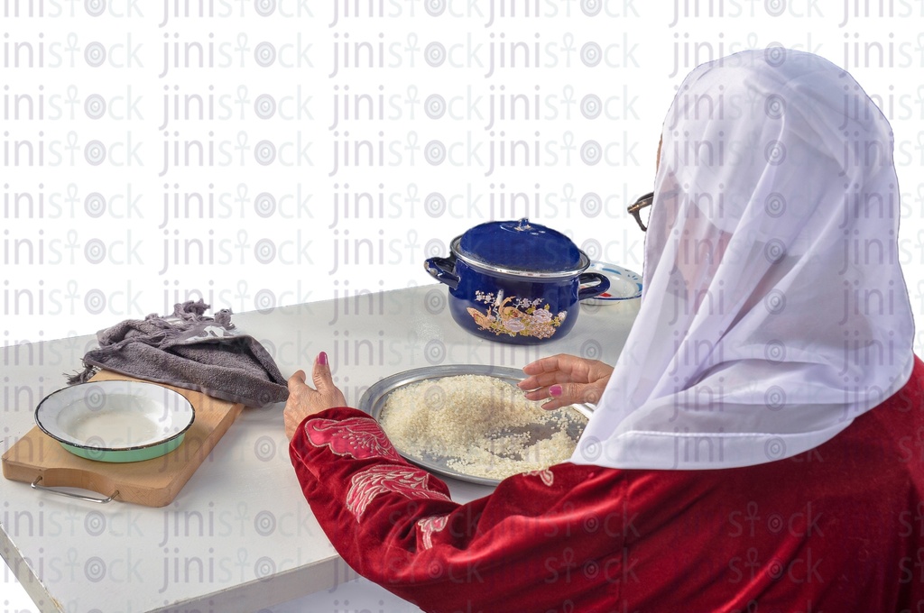 لقطة من فوق الكتف لو عجبتك وبخيل اني اشاركك لما تهزي الرز والطاولة مع الطبخه