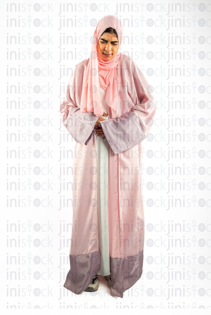 امرأة خليجية سعودية تعاني من آلام في المعدة