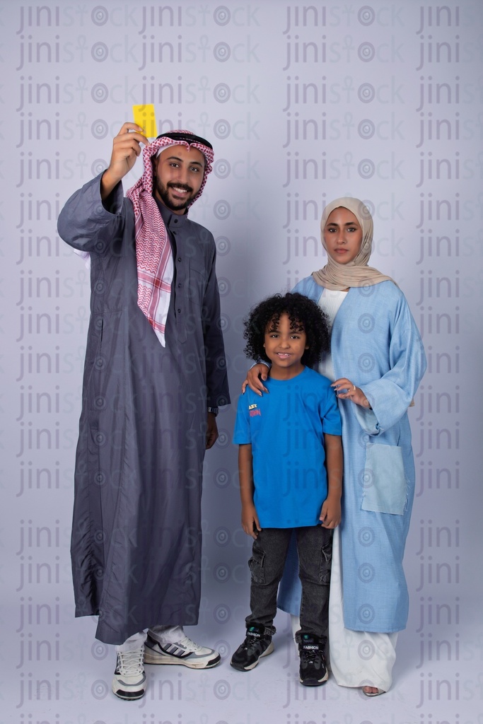 عائلة خليجية سعودية من الخليج، أب وأم وولد وابن، مع الرجل الذي يحمل بطاقة ائتمان.