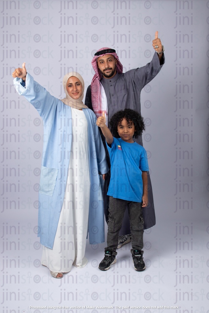 عائلة خليجية سعودية من الخليج أب وأم وابنه سعداء