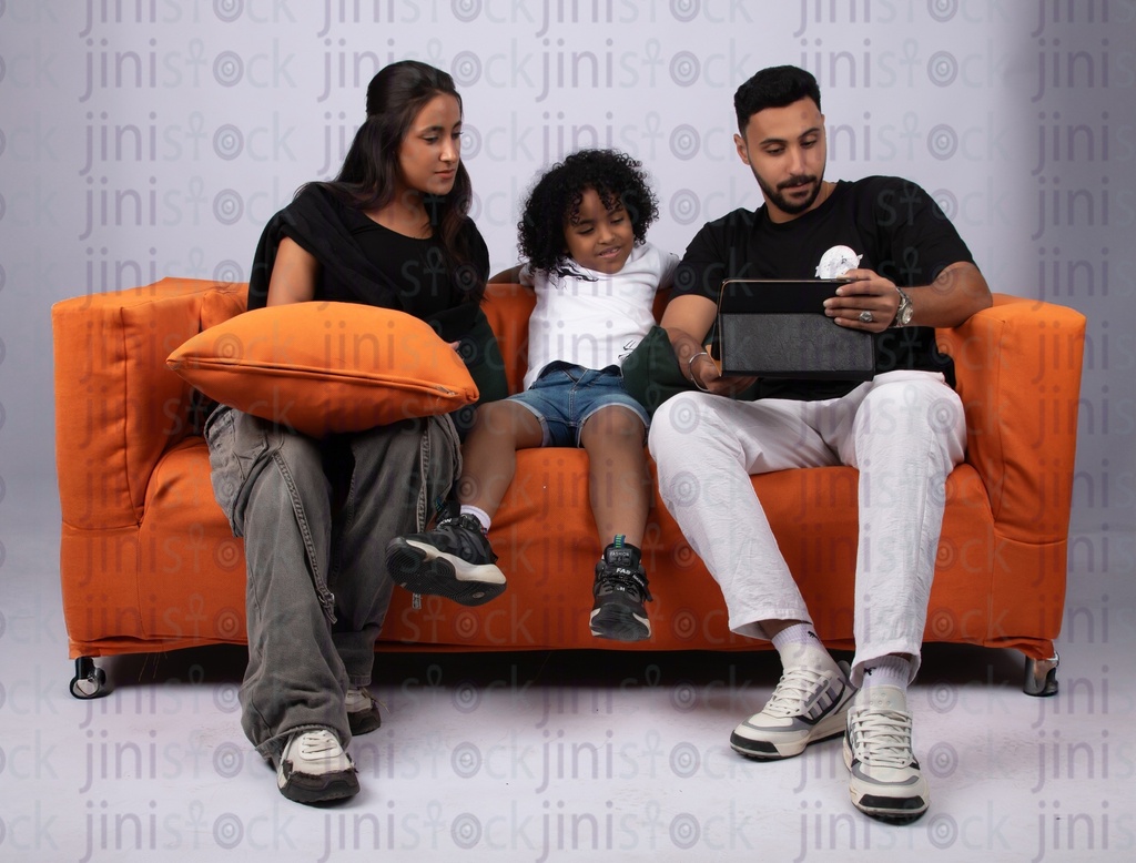 عائلة مصرية تجلس على الأريكة الأب والأم والابن