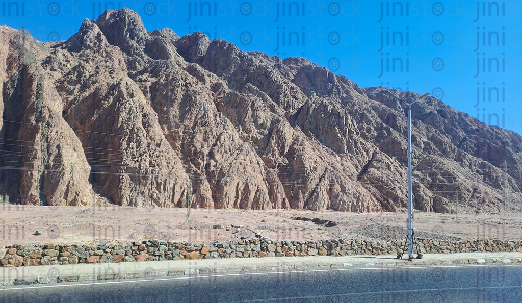 جبال سيناء في جنوب سيناء في مصر وجزء من الطريق بدون سيارات أو حافلات
