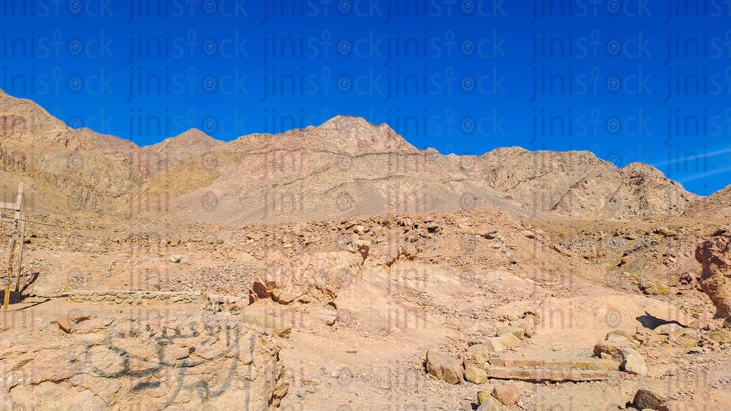 يمكن استخدام جبال سيناء في جنوب سيناء كخلفية للتصميمات.