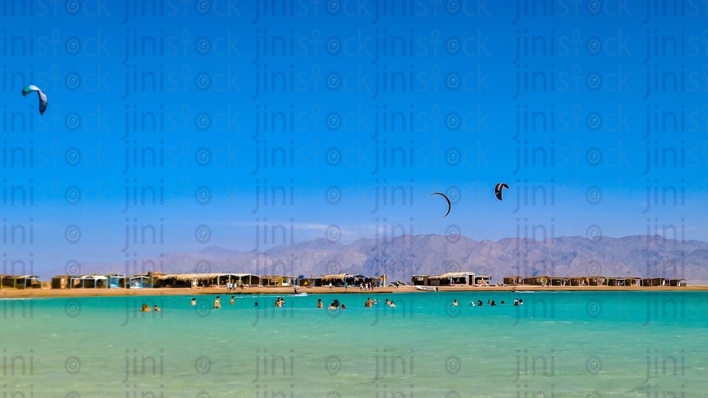 شاطئ وجبال في دهب في جنوب سيناء مصر.