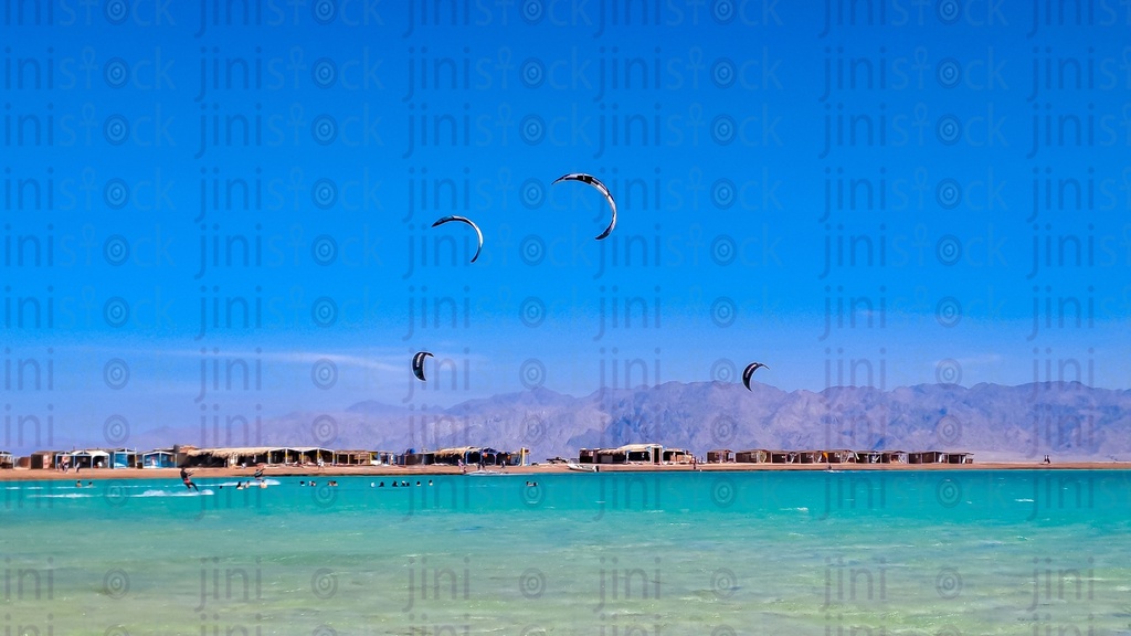 شاطئ وجبال في دهب في جنوب سيناء مصر.