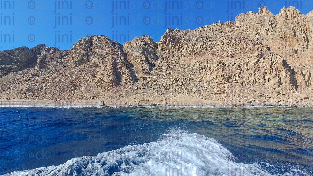 البحر الأحمر والجبال ورذاذ مياه البحر في دهب في جنوب سيناء ، مصر