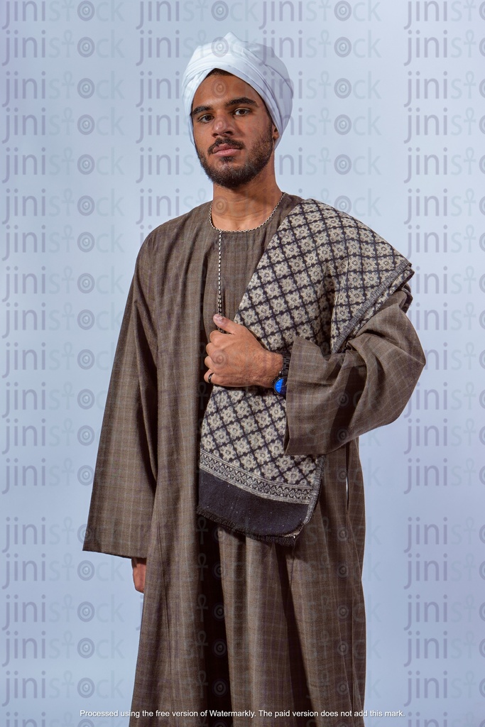 رجل مصري من صعيد مصر واقفًا