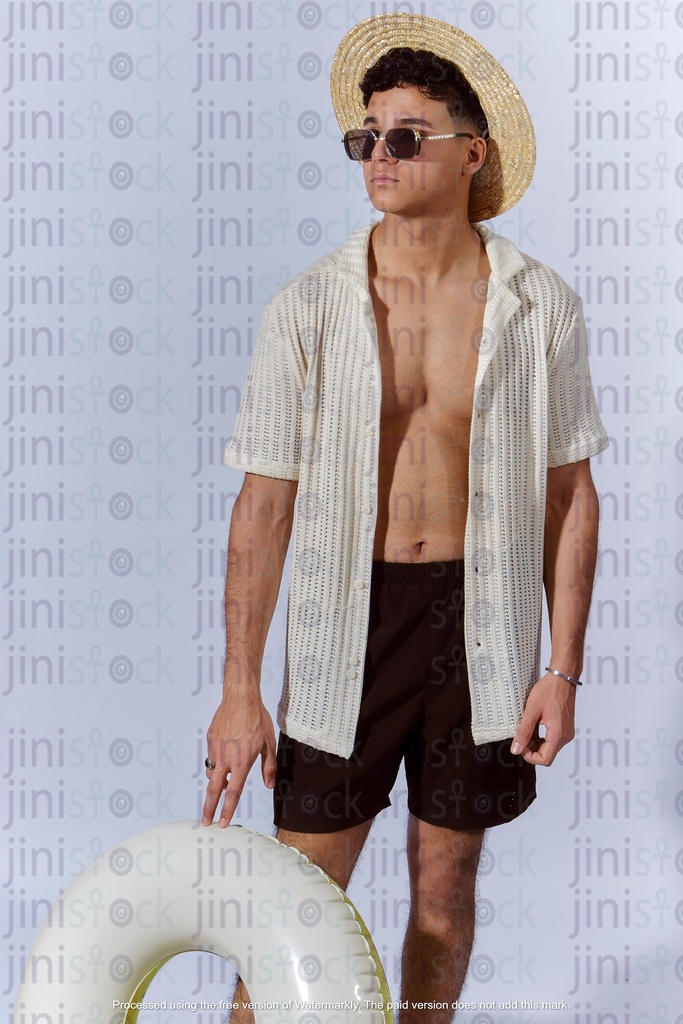 رجل مصري يمشي على الشاطئ حاملاً عوامة مائية