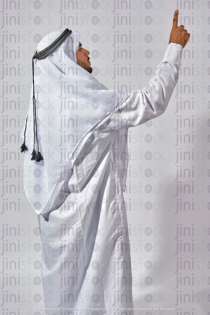 رجل خليجي من قطر السعودية يشير إلى شيء ما