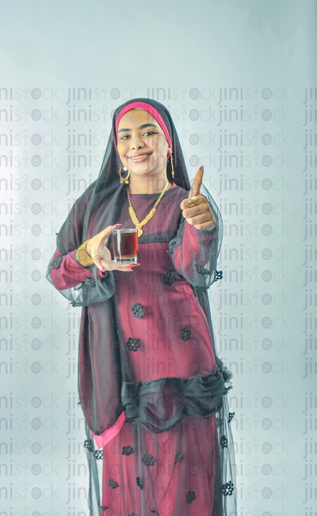 امرأة مصرية نوبية ترتدي ثوبًا نوبيًا، أو حجابًا على رأسها، أو مزارع مصري يحمل كوبًا من الشاي ويرفع إبهامه