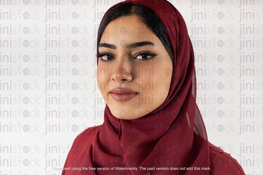 صورة مقربة لوجه امرأة خليجية سعودية جميلة