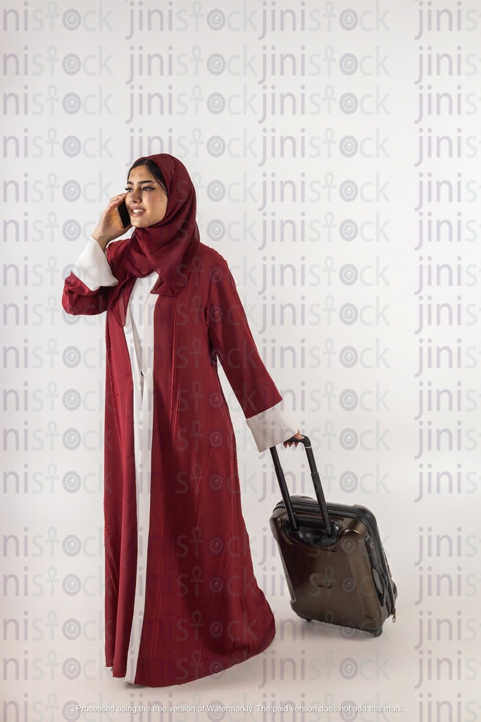 saudi khaliji woman travelling while talking on the phone