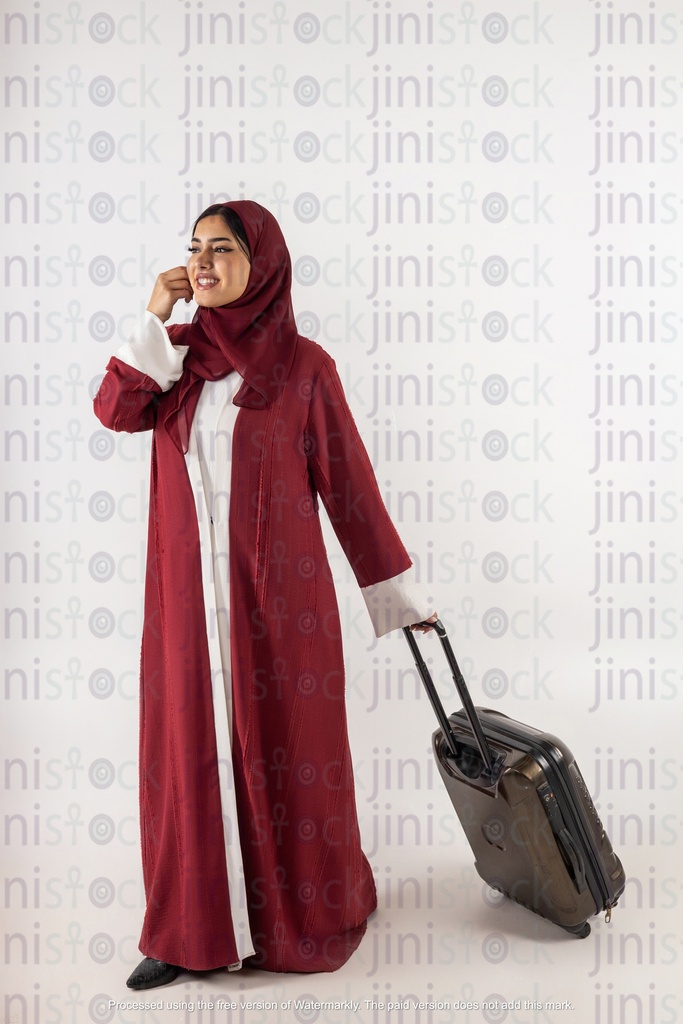 saudi khaliji woman with a travelling bag