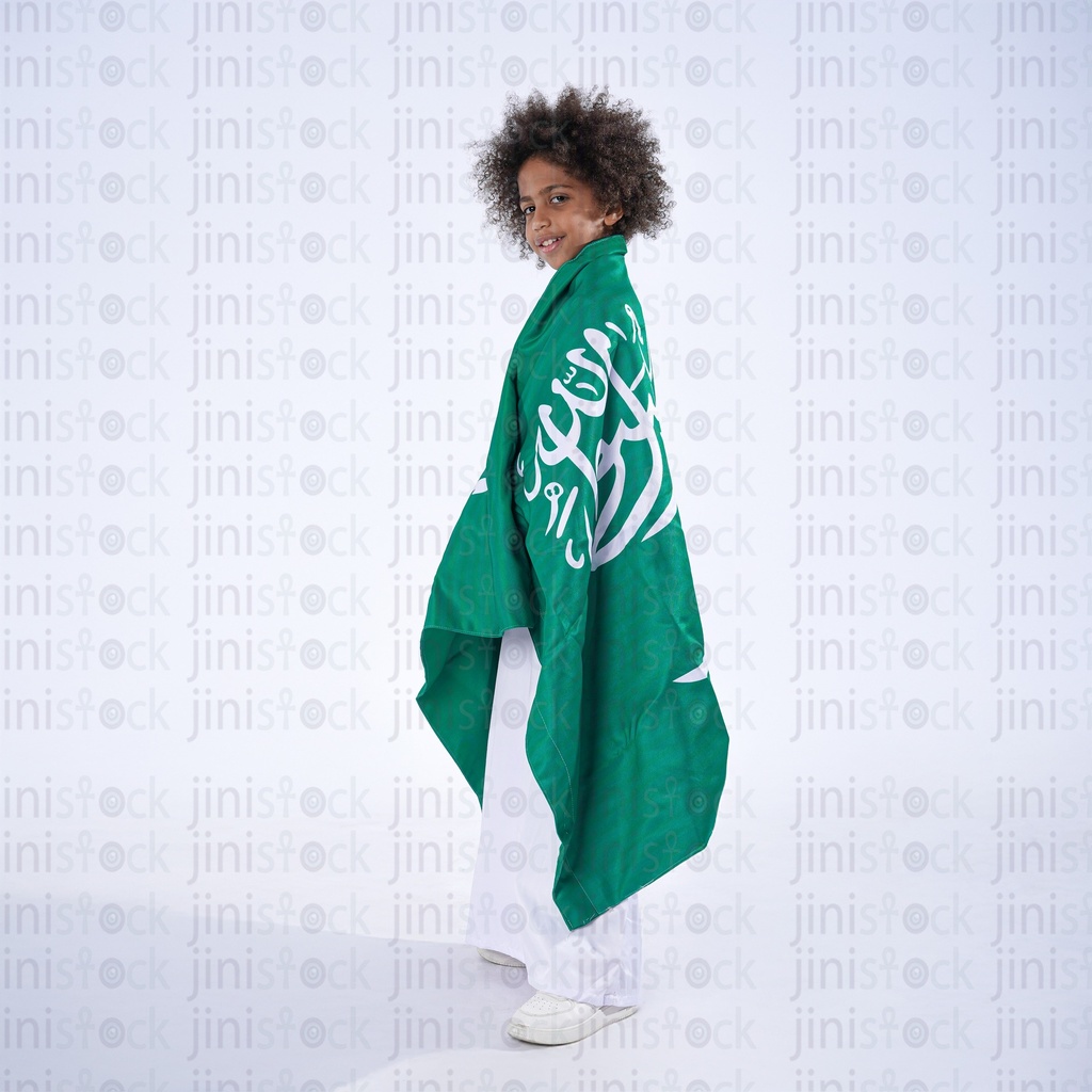 ولد خليجي سعودي يرتدي علم المملكة العربية السعو