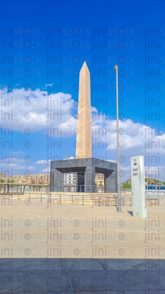 المسلة المعلقة بالمتحف المصرى الكبير