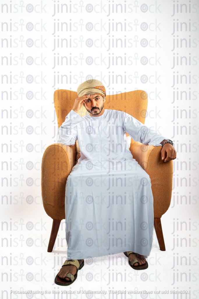 عماني خليجي يجلس على كرسي