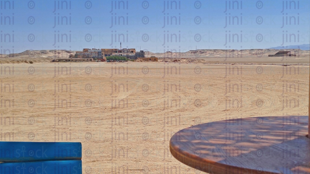 جبال ورمال في صحراء البحر الأحمر وطاولة لوضع المنتجات عليها