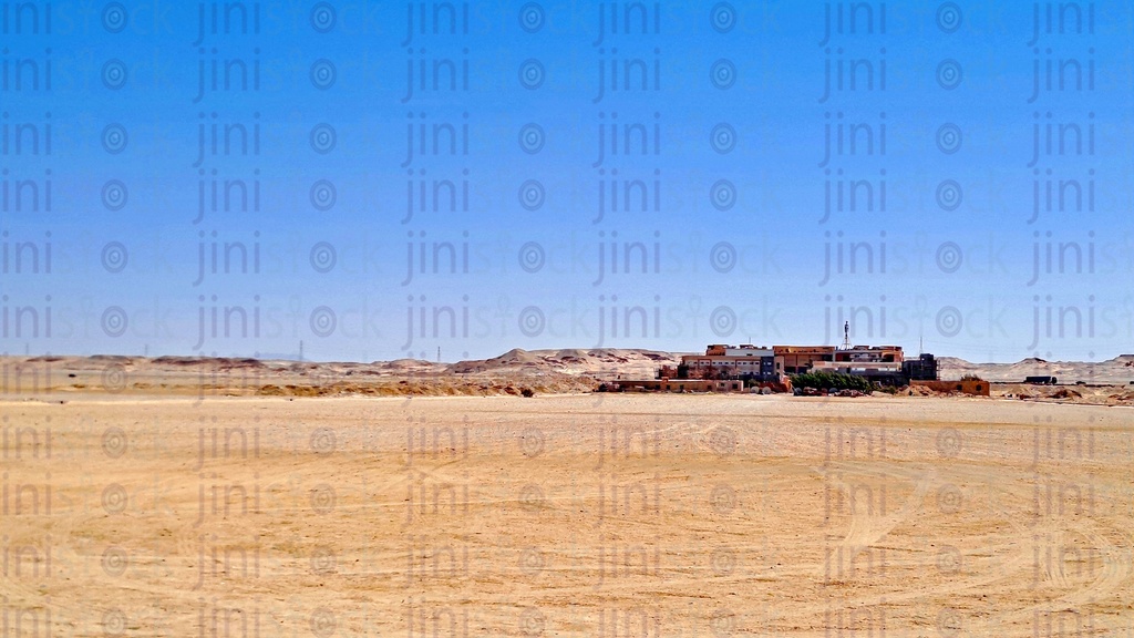 رمال ذهبية اللون في صحراء البحر الأحمر في مصر وجبال كخلفية للتصاميم.