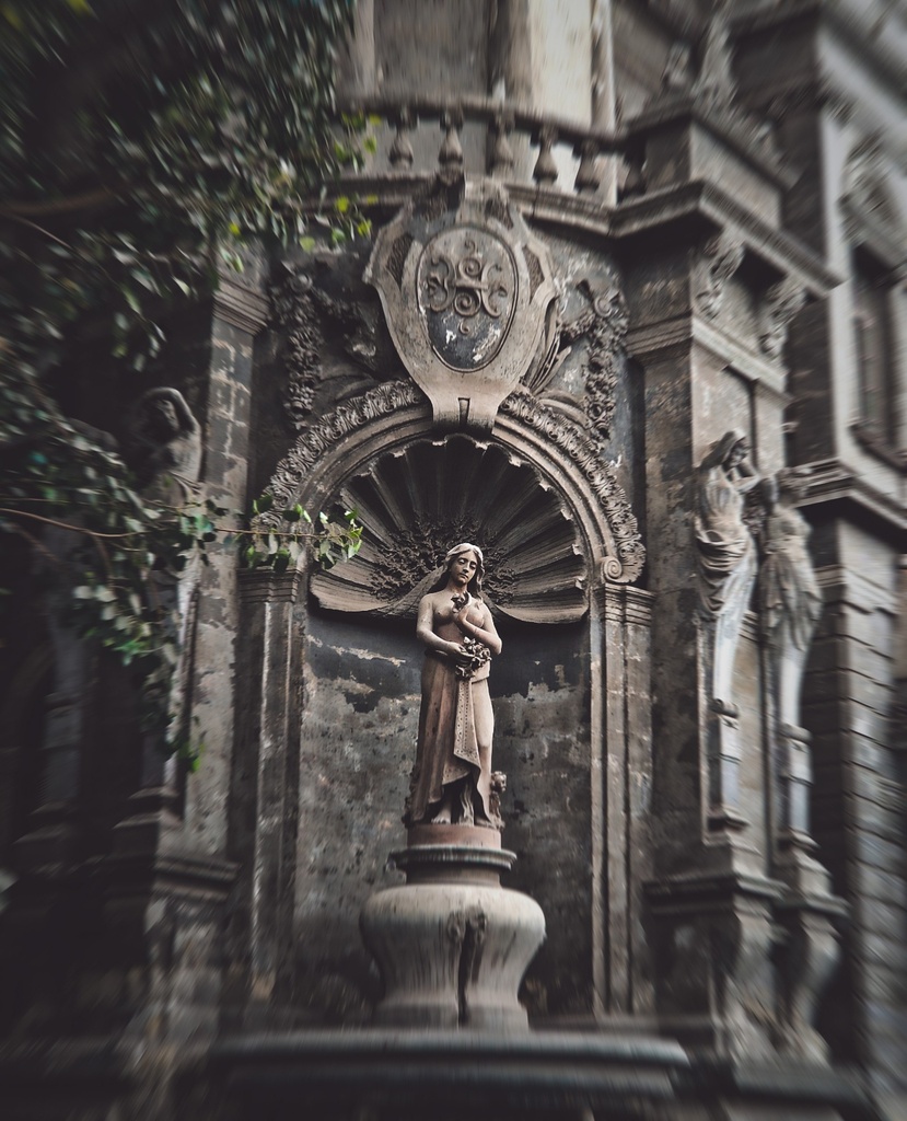 تمثال امرأة من الرخام في قصر مصري قديم