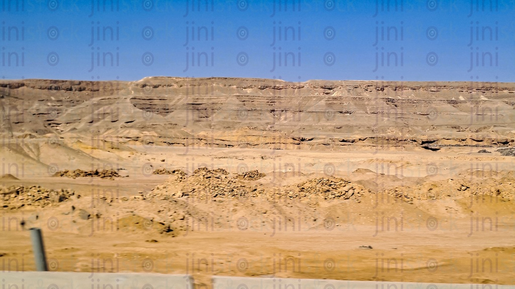 جبال البحر الأحمر على طريق السفر في مصر كخلفية للتصميم