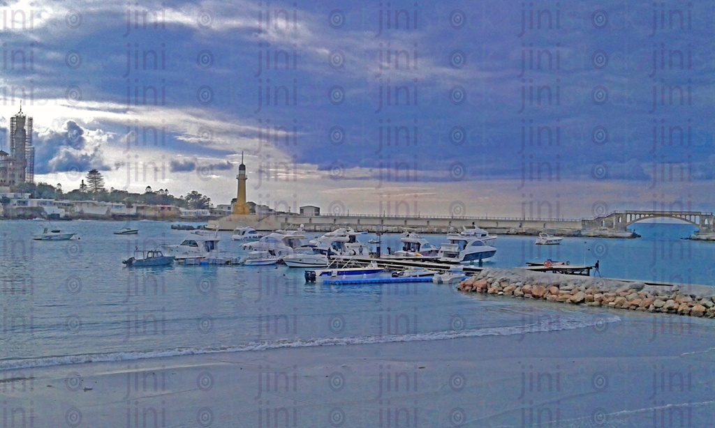 شاطئ جميل في الإسكندرية وقوارب عليه. بينما كانت السماء ملبدة بالغيوم. أليكس كورنيش