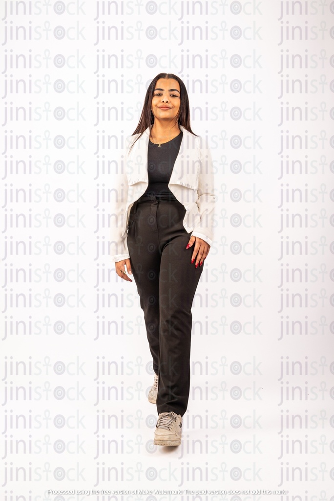 سيدة مصرية تمشي