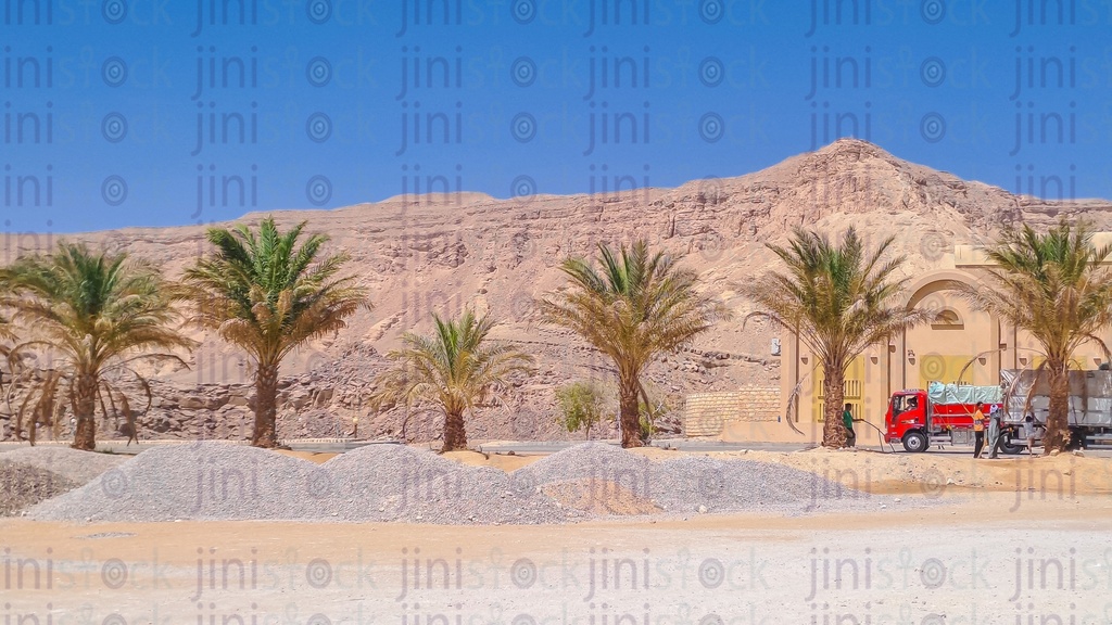 جبال البحر الأحمر وأشجار النخيل في الصحراء