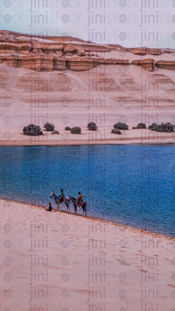 البحيرة السحرية في الفيوم مصر. جبل ورمال وطبيعة خلابة في صحراء الفيوم.