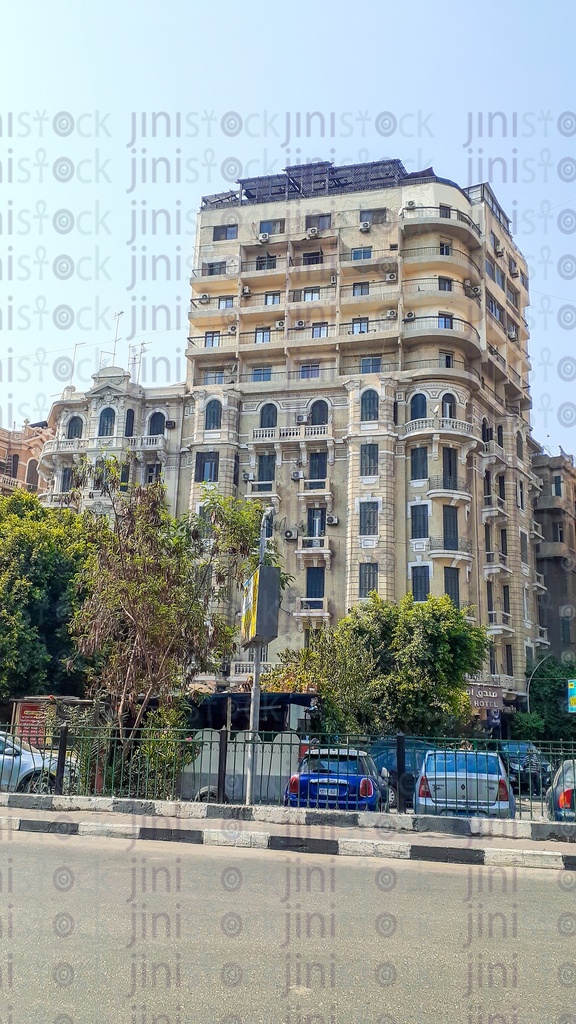 شارع في وسط المدينة بدون سيارات أو أي وسيلة مواصلات، وفي الصورة أحد المباني في وسط المدينة.