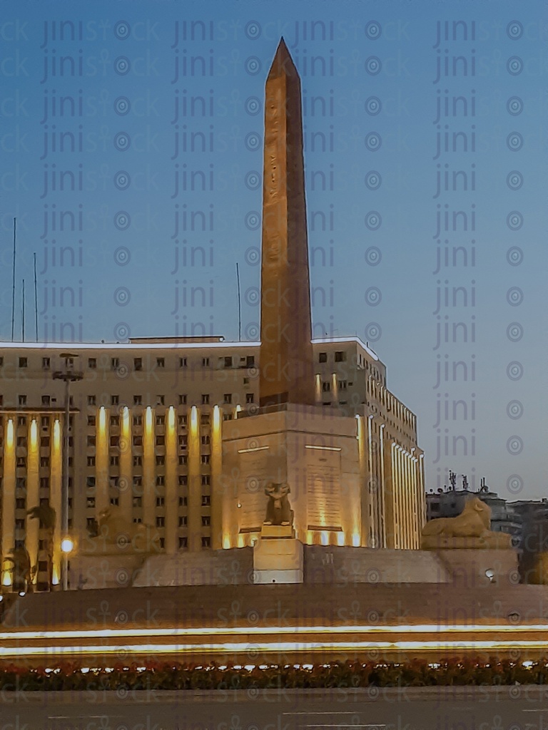 .المسلة والكباش و مجمع التحرير  فى ميدان التحرير بالقاهرة مصر ليلا. شوارع فاضية اثناء عدم مرور السيارات كخلفية للتصميمات مثلا . شوارع القاهرة وسط البلد - التحرير