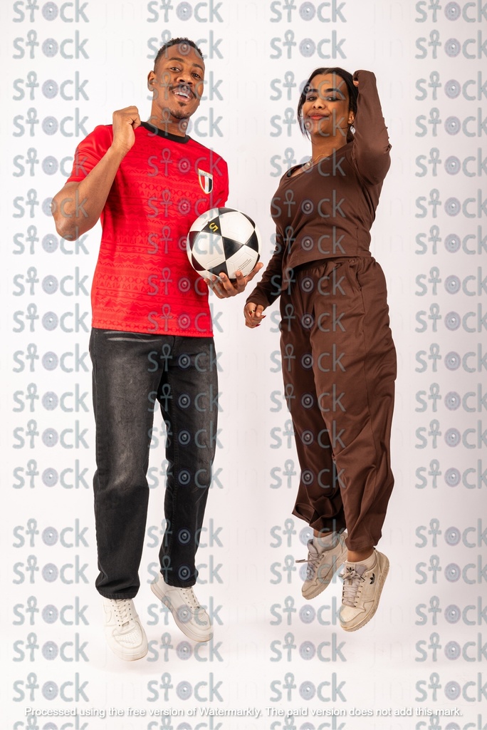 المشجعون يقفزون في الهواء من السعاده