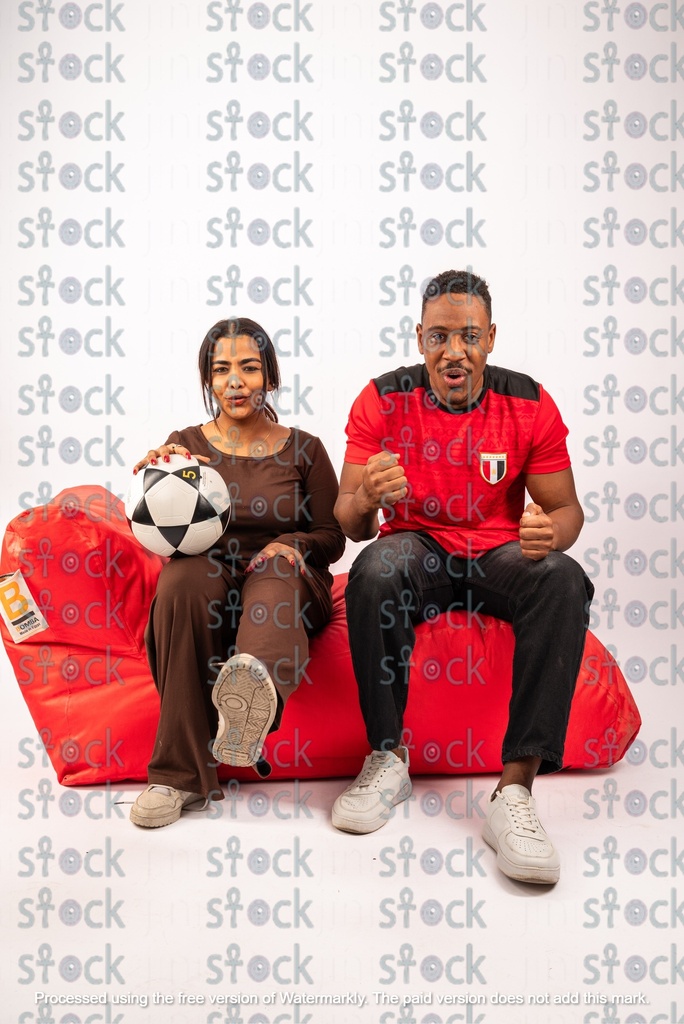 شاب وفتاه من مشجعين كرة القدم