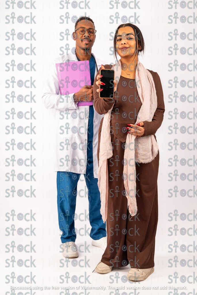 فتاة نوبيه تمسك بهاتفها بجانب الطبيب