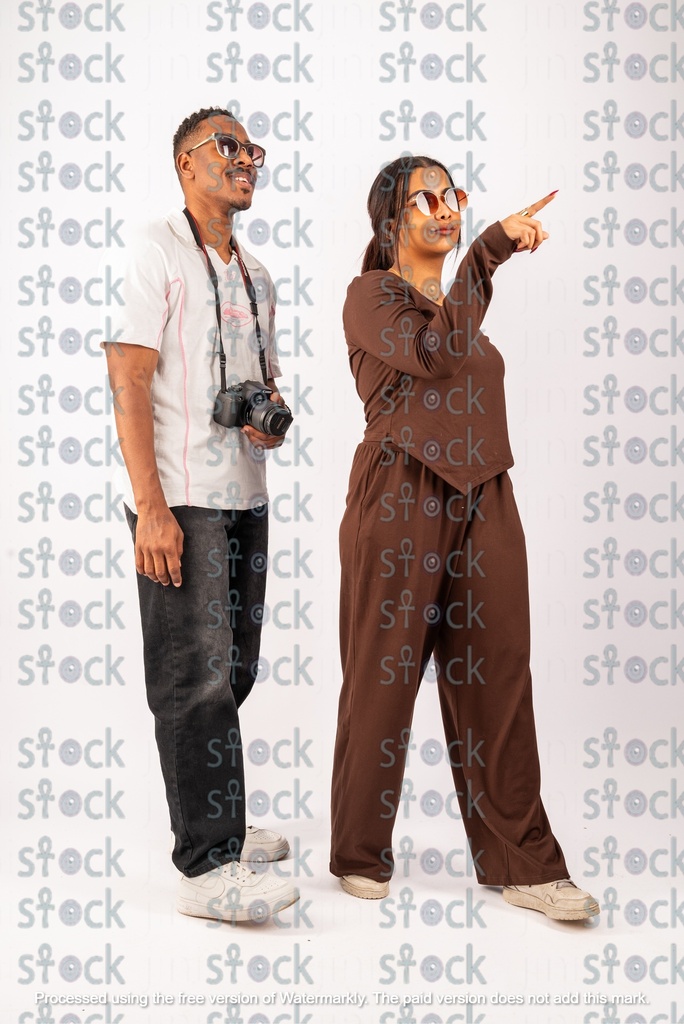 الفتاة النوبيه تشير الى شيئ ما