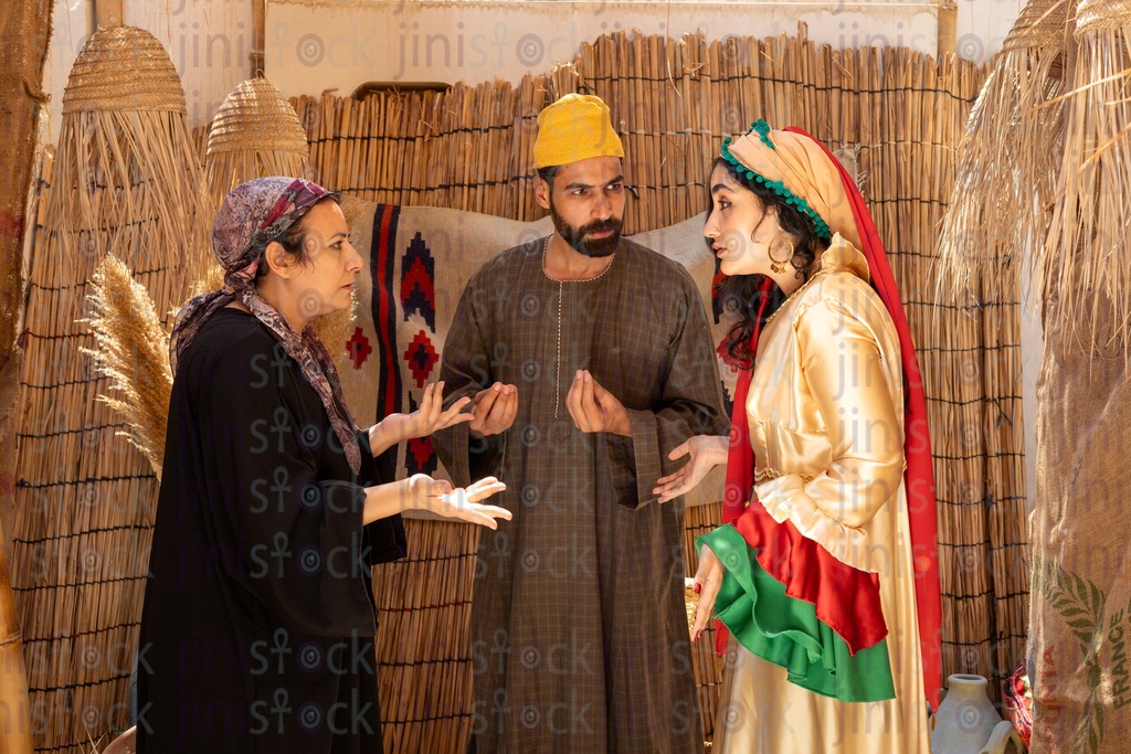 اسرة مصرية بالزي الفلاحي الجميل