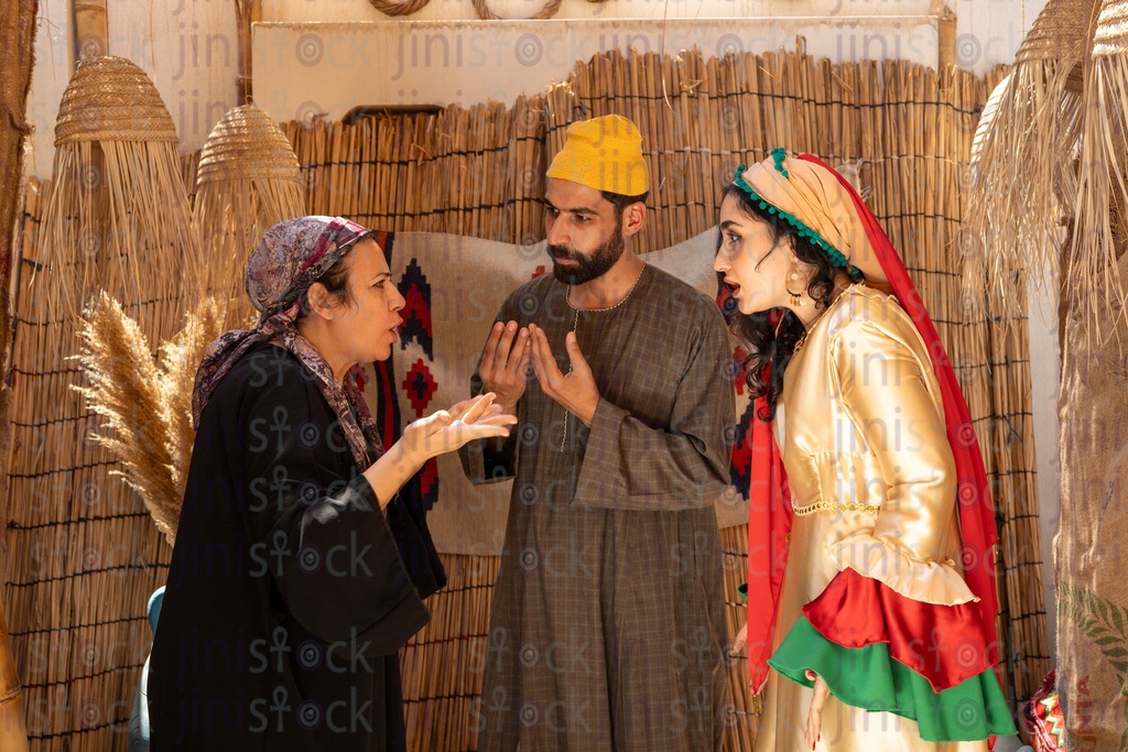 اسرة مصرية بالزي فلاحي في نقاش