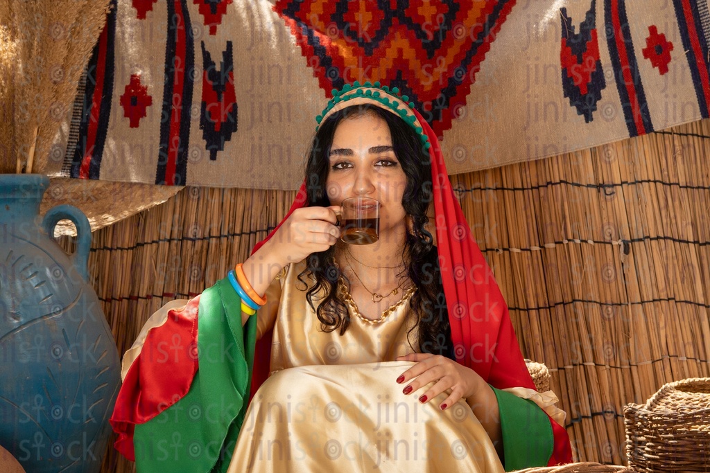 فلاحة مصرية تشرب كوب شاي