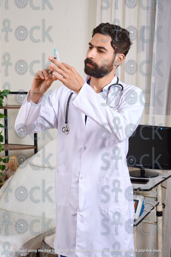 طبيب يقوم بتحضير الحقنه