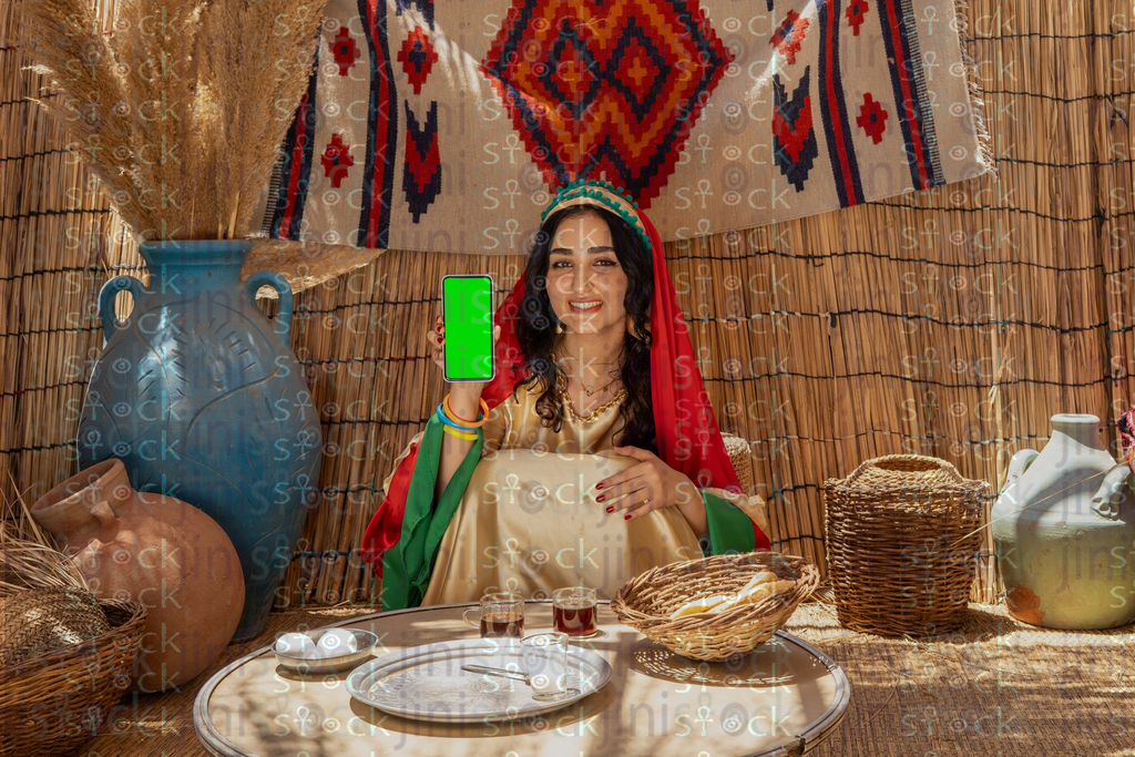  فتاة مصريه تجلس حامله هاتف بشاشة خضراء