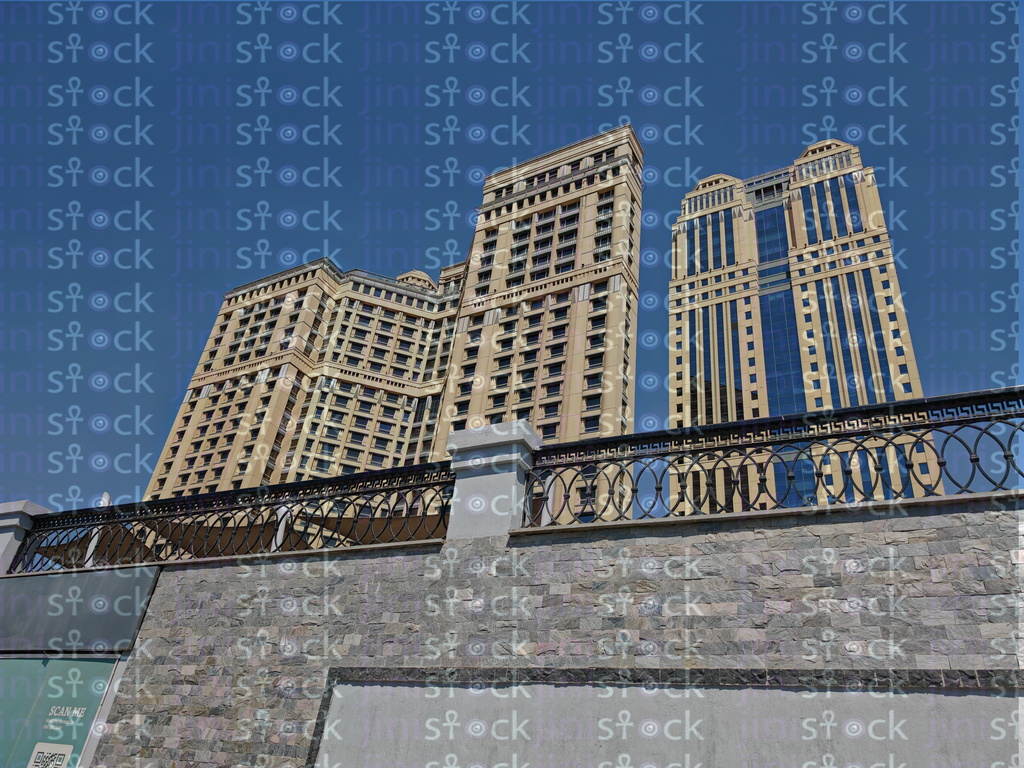 واجهات زجاجية تعكس ضوء الشمس