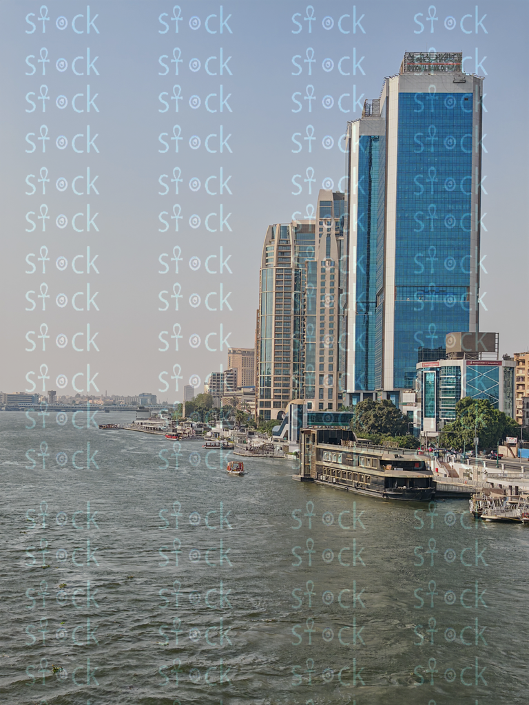 مبنى البنك الأهلي يطل بفخامته على مياه النيل