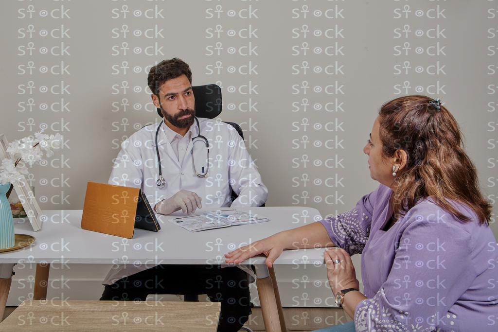 Consultation between doctor and woman 