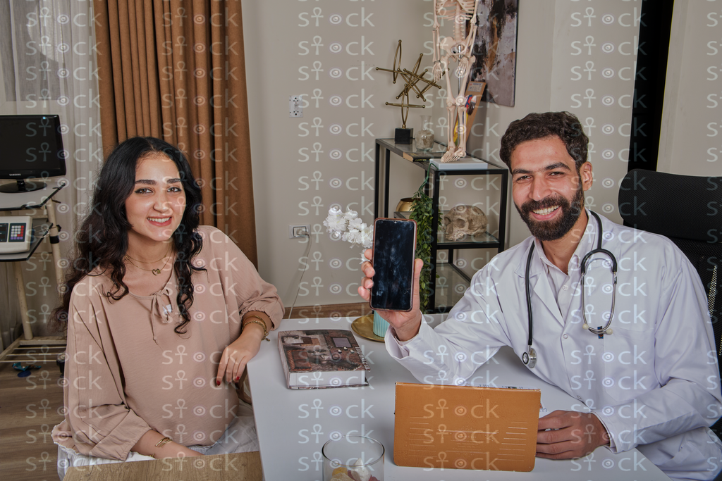 المريضة والطبيب يبتسمان معًا