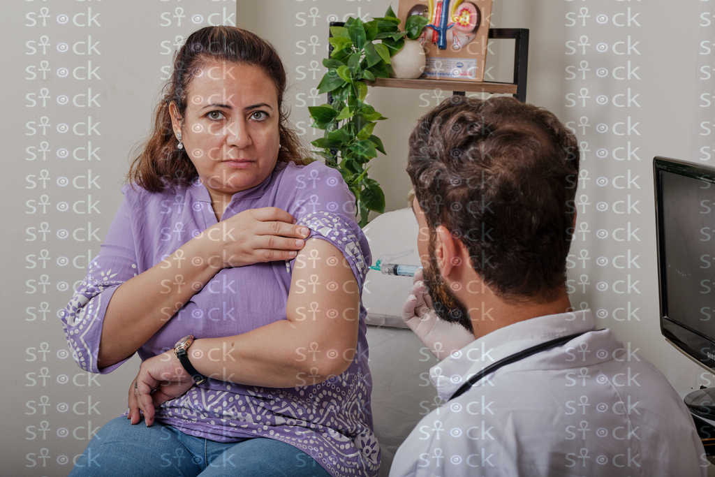 المريضة تمسك ذراعها بألم