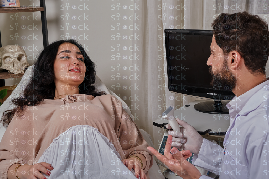 امرأة أثناء الفحص الطبي