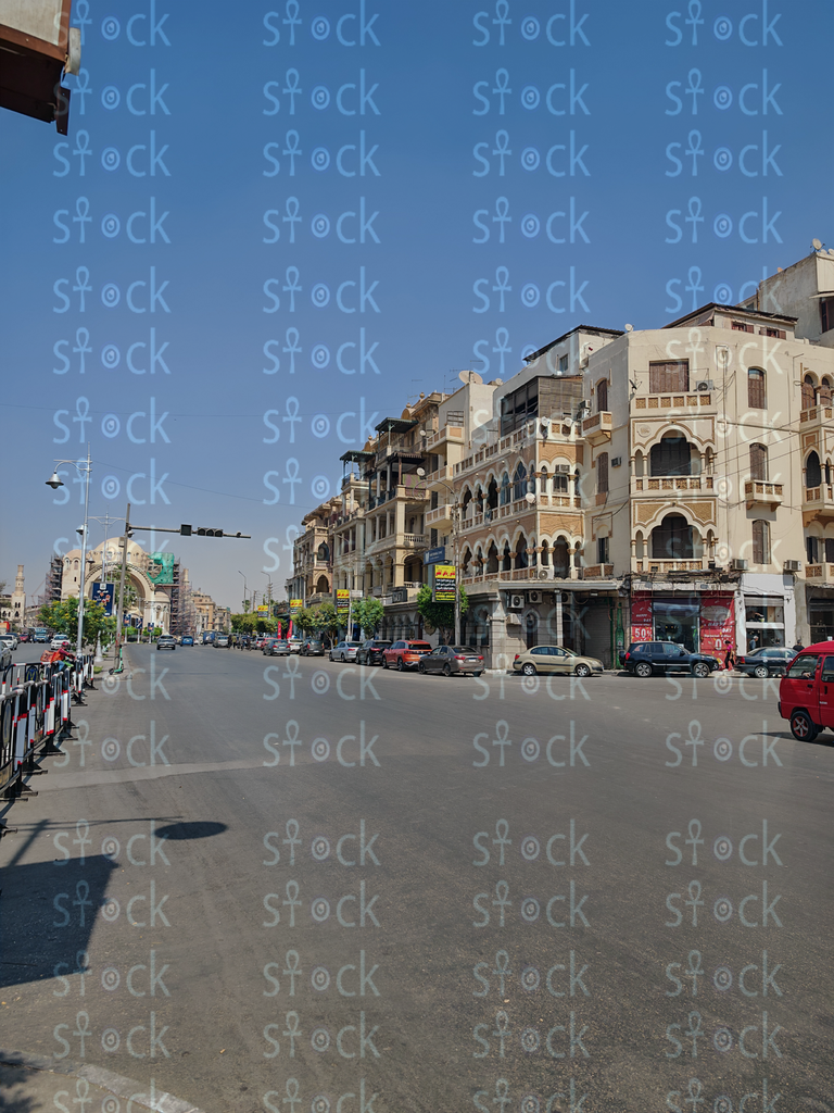 تقاطع واسع بمبانٍ قديمة